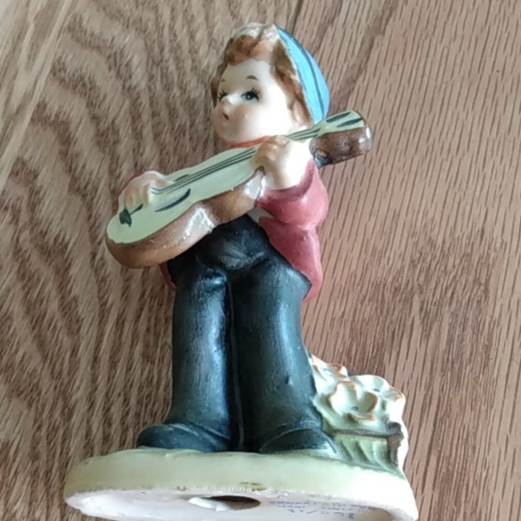 Antique boy/quitar statue - Picture 2 of 4